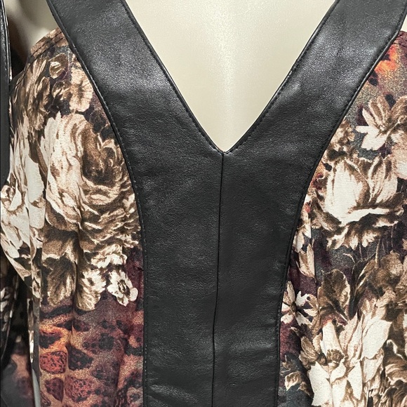 Floral and Animal Print V-Neck Top - Picture 2 of 6